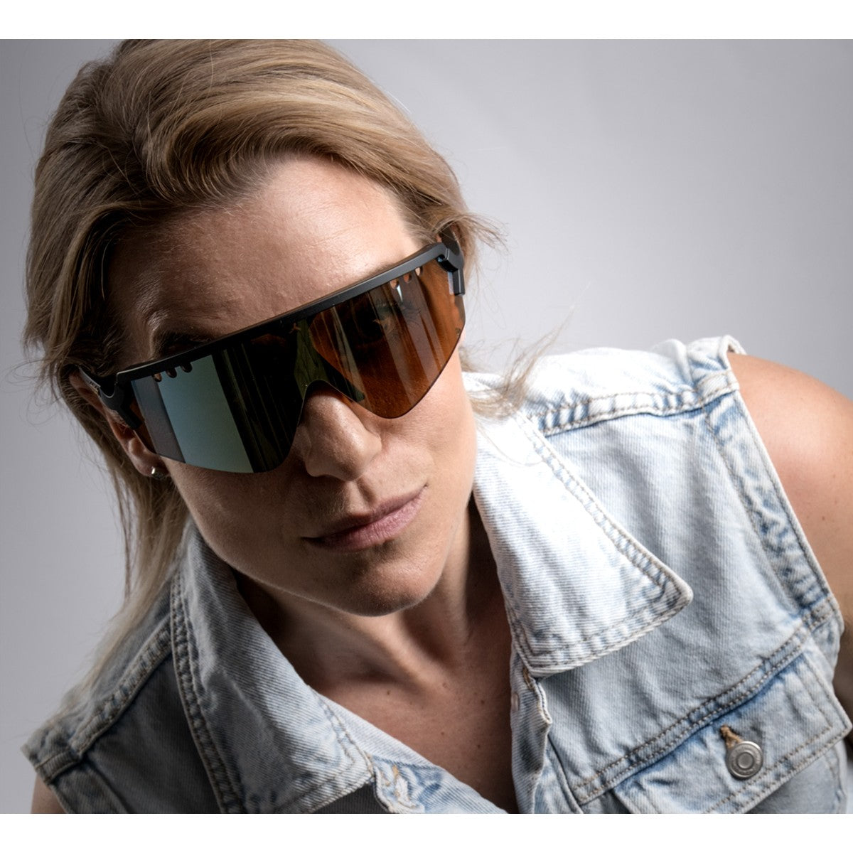 Model wearing brown/black tripoint 007 chobe sunglasses