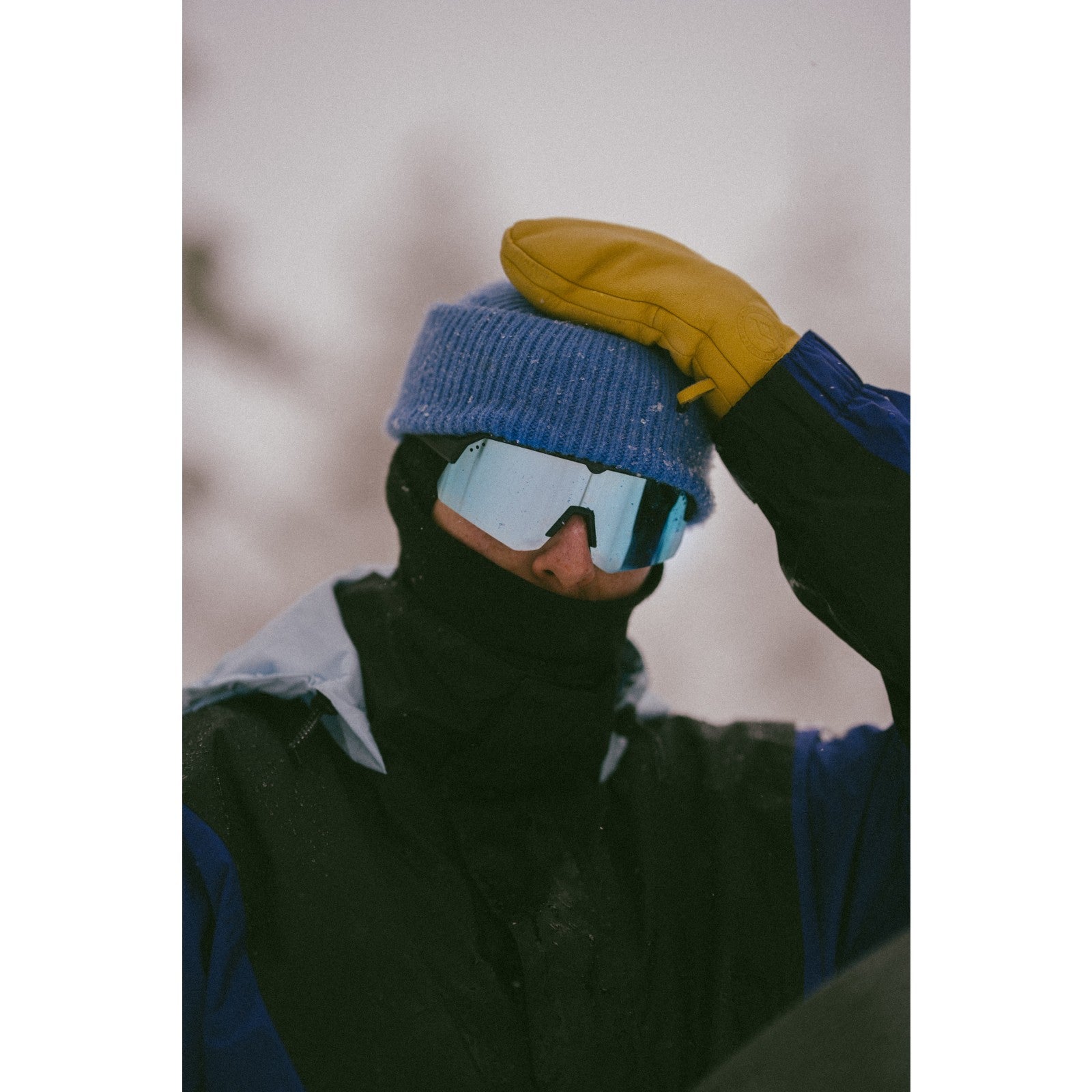 Snowboarder wearing tripoint 001 treriksroset sunglasses