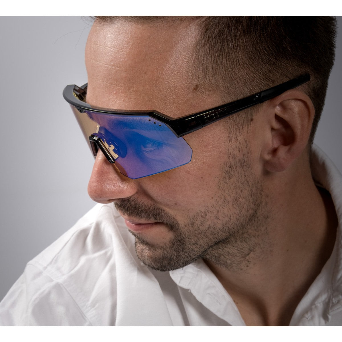 Model wearing tripoint 001 treriksroset sunglasses, orange blue UltraVue lens