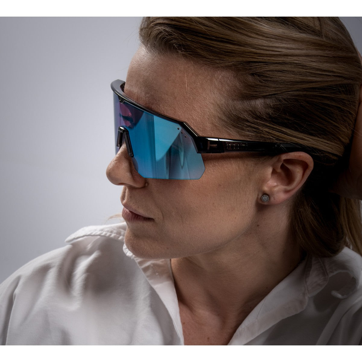 Model wearing tripoint 001 treriksroset sunglasses, violet blue UltraVue lens